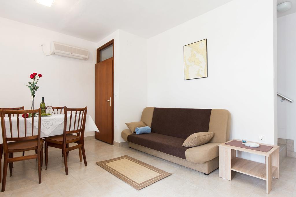 Holiday Home Mery By El-Pi Tours Malinska Kültér fotó